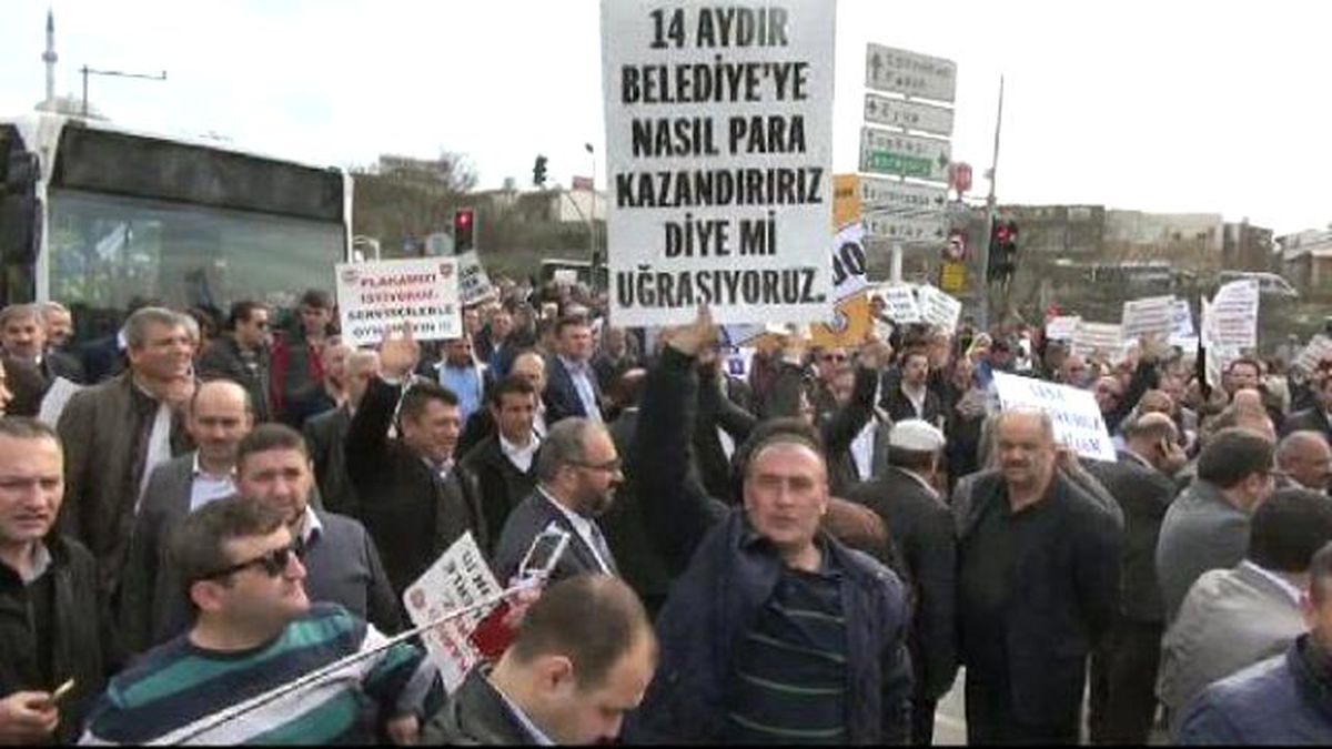 Servisçilerden Tabutlu ve Kırmızı Kartlı Eylem