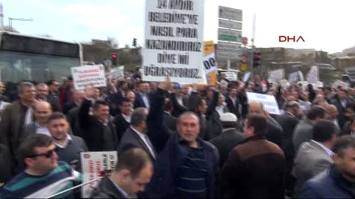 Servisçilerden Tabutlu ve Kırmızı Kartlı Eylem