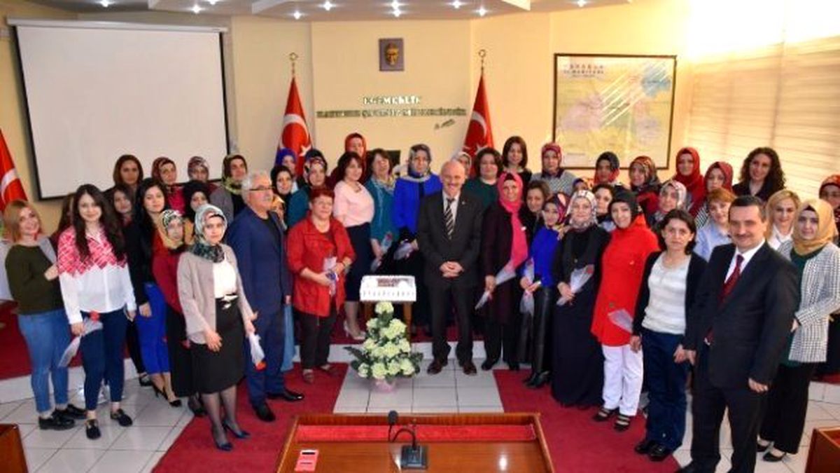 Uzun\'dan Kadın Personele Karanfil Dağıtımı
