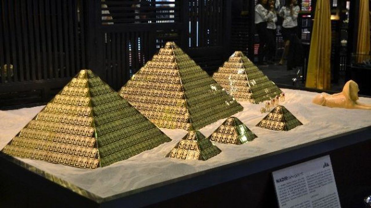 157 Kilo Saf Altından Yapılan Mısır Piramitlerine Yoğun İlgi