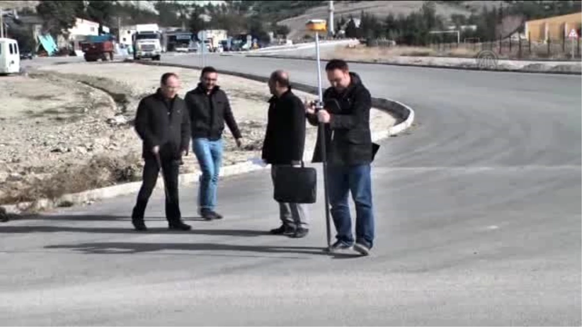 Arazilerinden Geçen Yolu Tırlarla Trafiğe Kapattılar