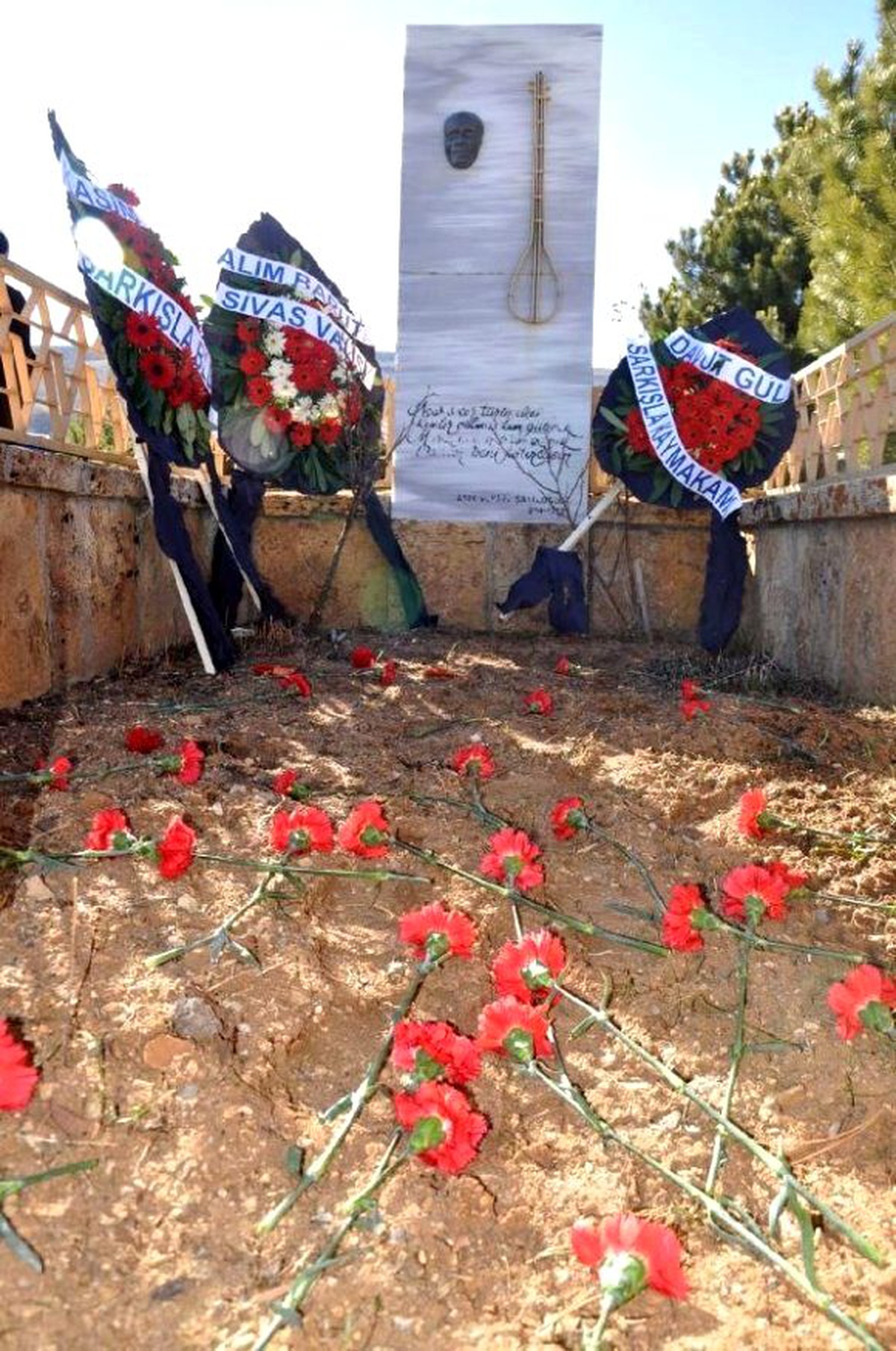 Aşık Veysel\'in Mezarında Yenileme Çalışması
