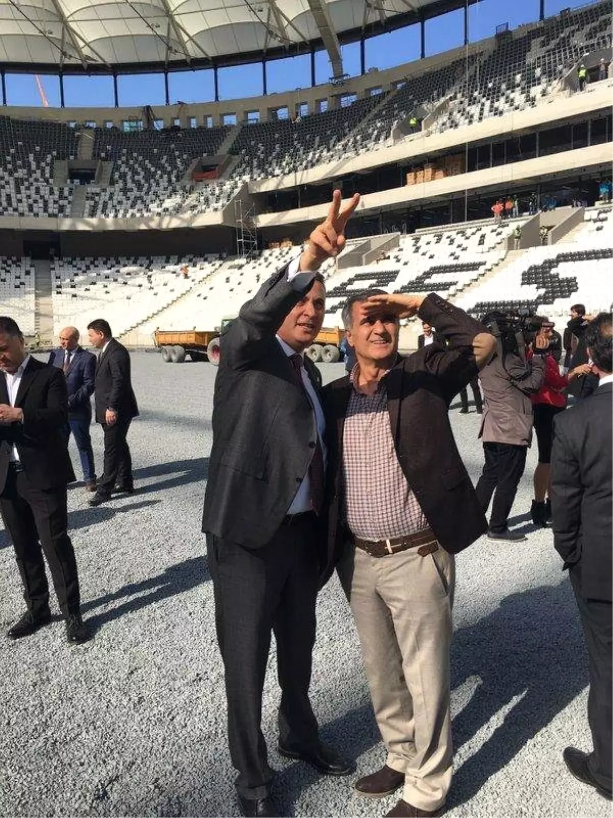 Beşiktaş Futbol Takımı Vodafone Arena\'nın Zeminine Kondu