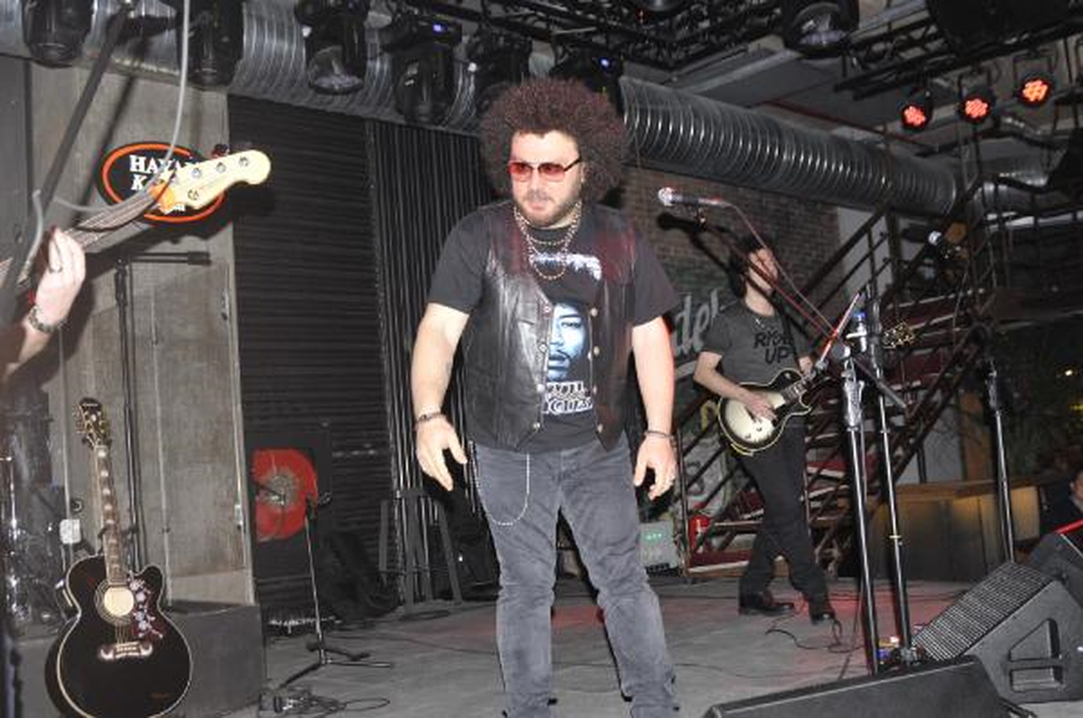 Can Gox Sahne Performansıyla Coşturdu
