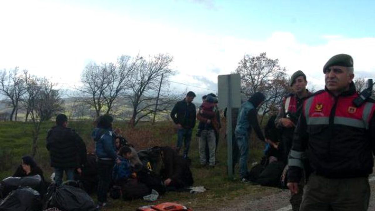 Çanakkale\'de Afganları Taşıyan Midibüs Devrildi: 1\'i Hamile 16 Yaralı