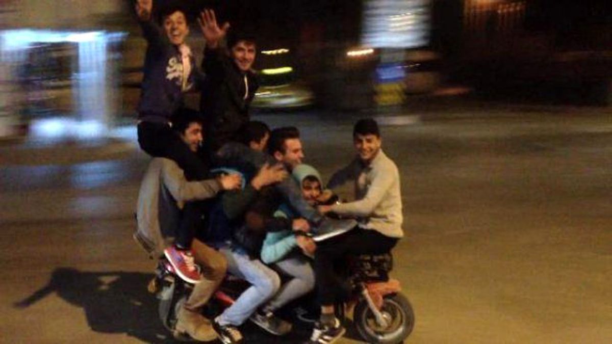 Elektrikli Bisiklet Üzerinde 7 Kişi
