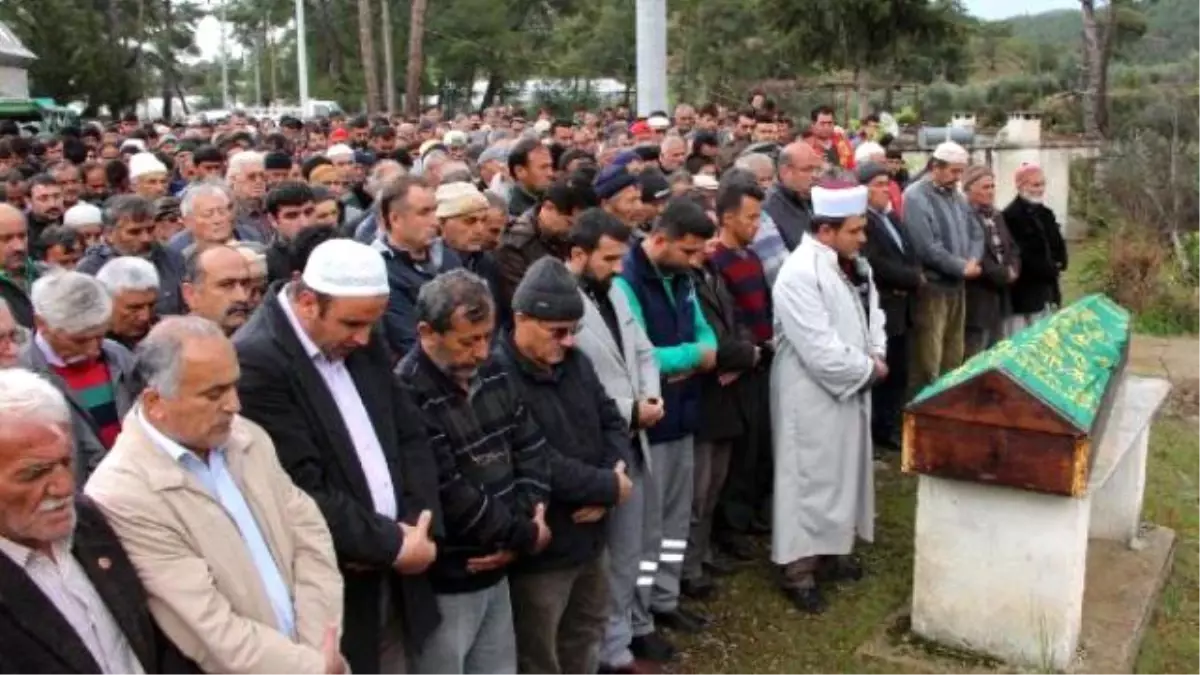 Fethiye\'de Öldürülen Çift Toprağa Verilirken Çocukları İçin Bağış Toplandı