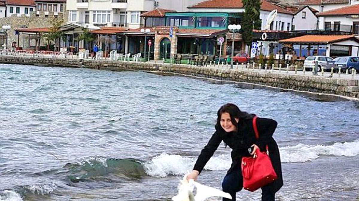 Fotoğraf Çektirmek İçin Kuğuyu Öldürdü