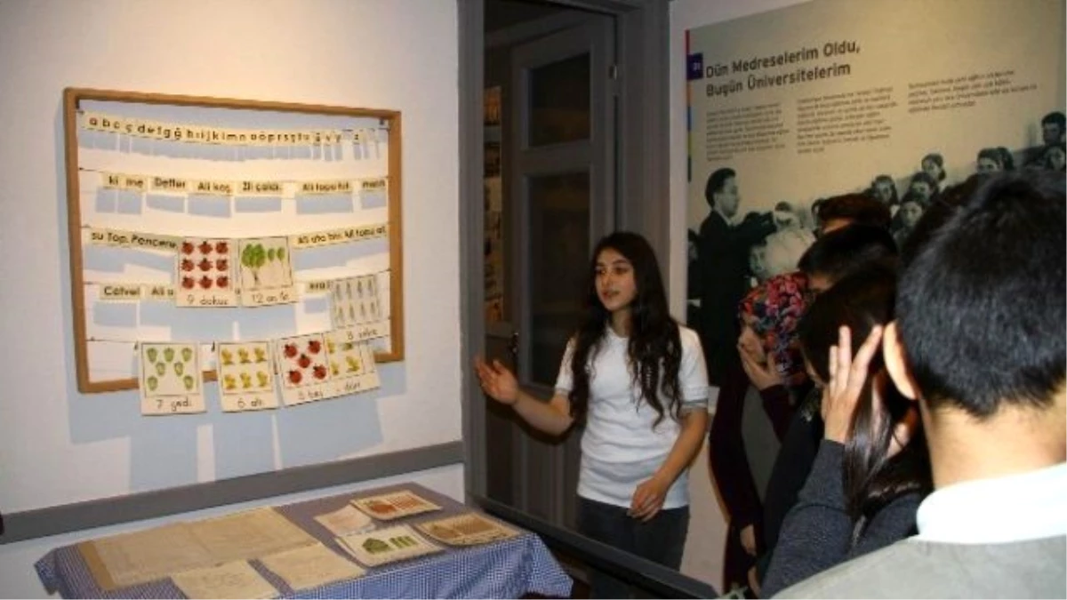 Gönüllü Küçük Rehberler Arkadaşlarına Müzeyi Gezdirdi