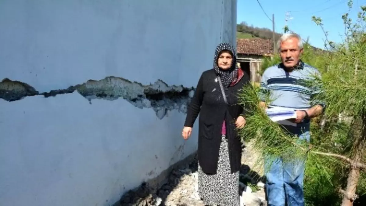 Heyelan Sebebiyle Evlerini Boşaltmak Zorunda Kalan Aile Yardım Bekliyor