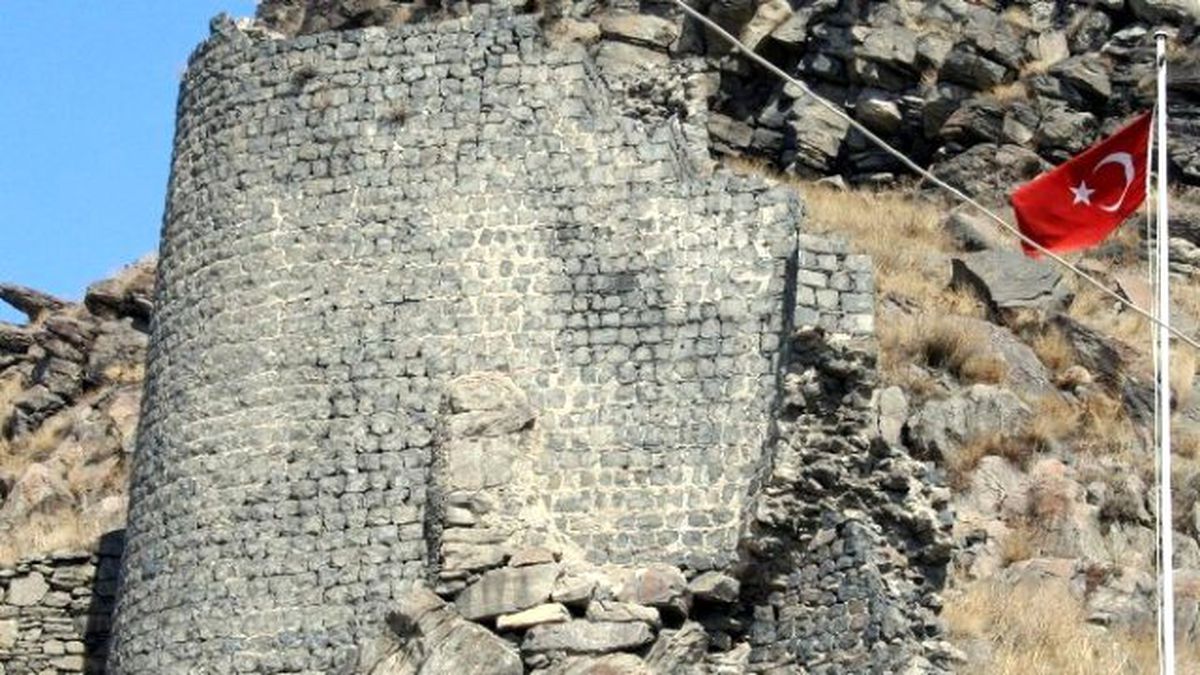Kars Kalesinin Surları Yıkılıyor