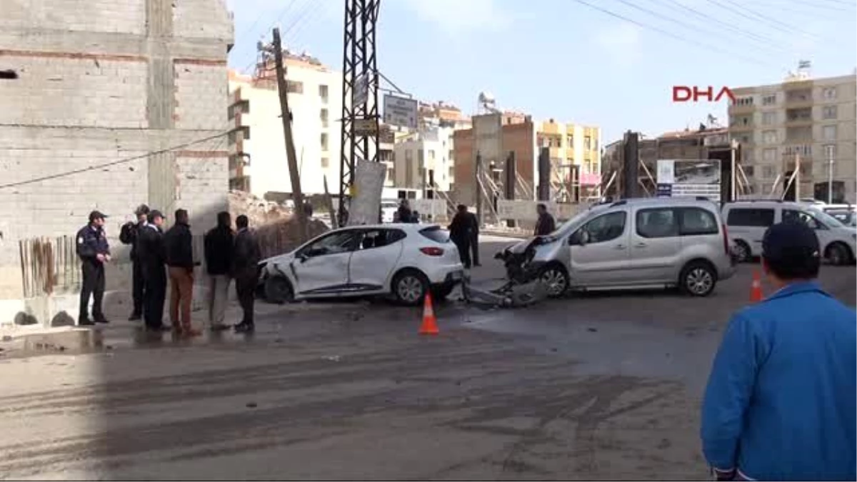 Kilis\'te Otomobil ile Hafif Ticari Araç Çarpıştı: 4 Yaralı