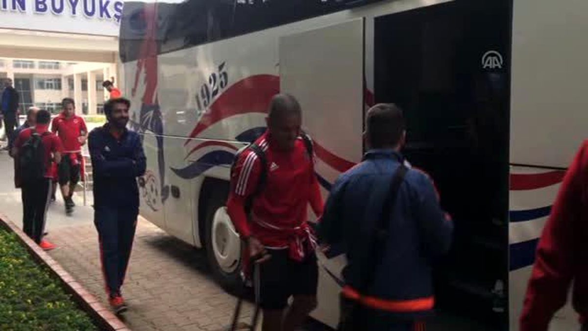 Başkandan Ümit Özat'a Övgü: Para Almıyor Bir de Cebinden Harcıyor