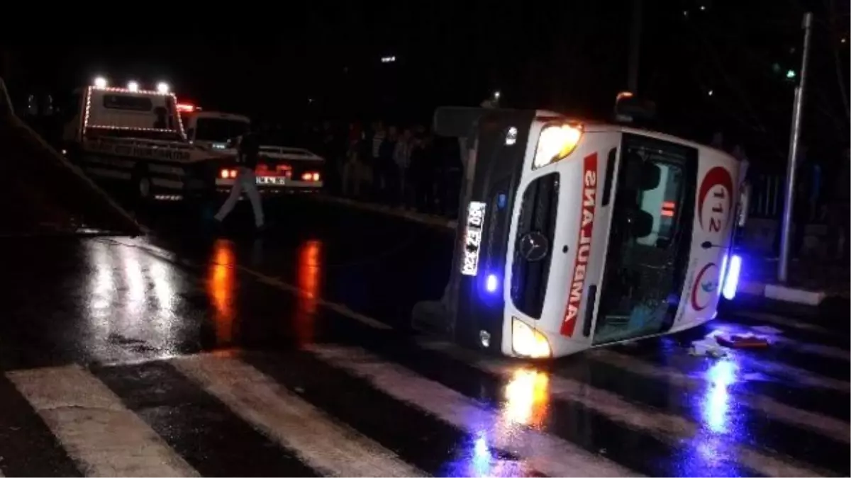 Nevşehir\'de Ambulans Kaza Yaptı: 3 Yaralı