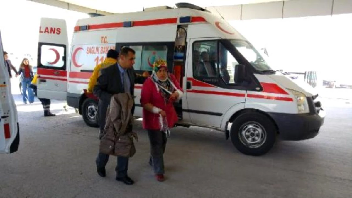 Öğretmenleri Tayıyan Minibüs, Hafif Ticari Araçla Çarpıştı: 14 Yaralı