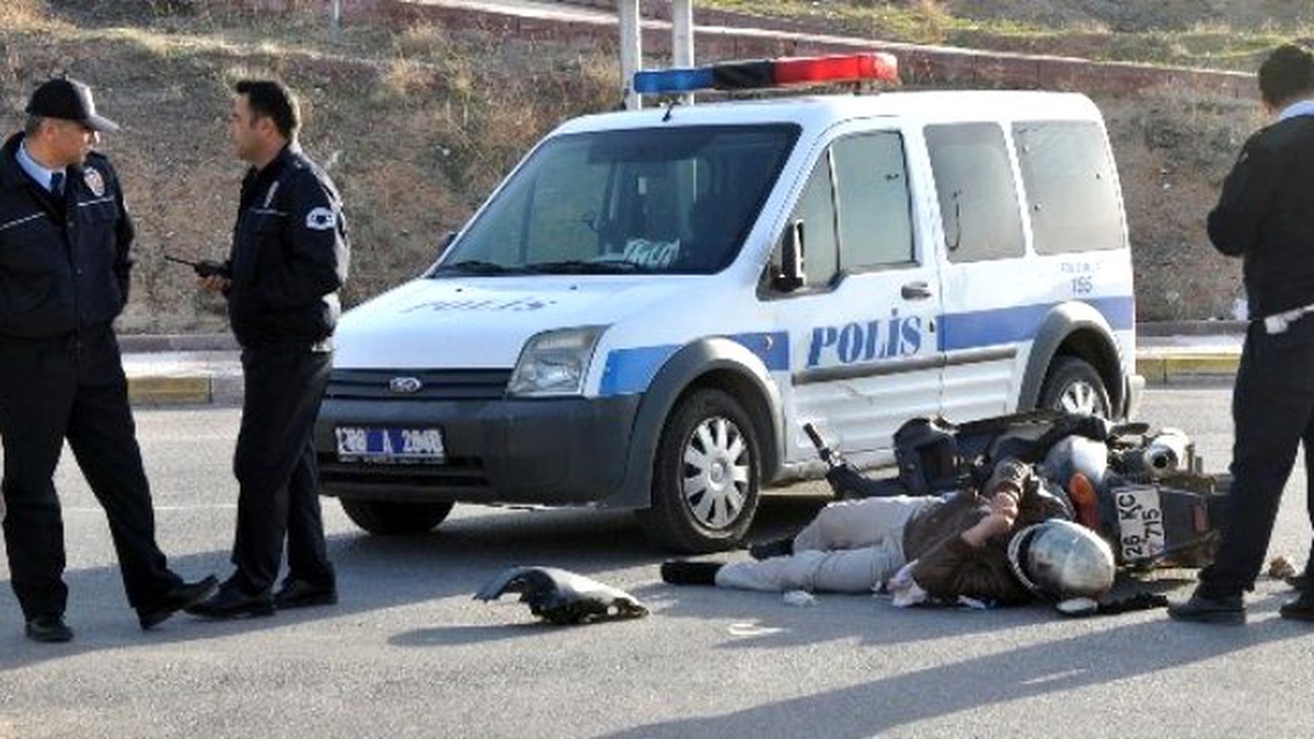 Polis Aracı ile Motosiklet Çarpıştı: 1 Yaralı