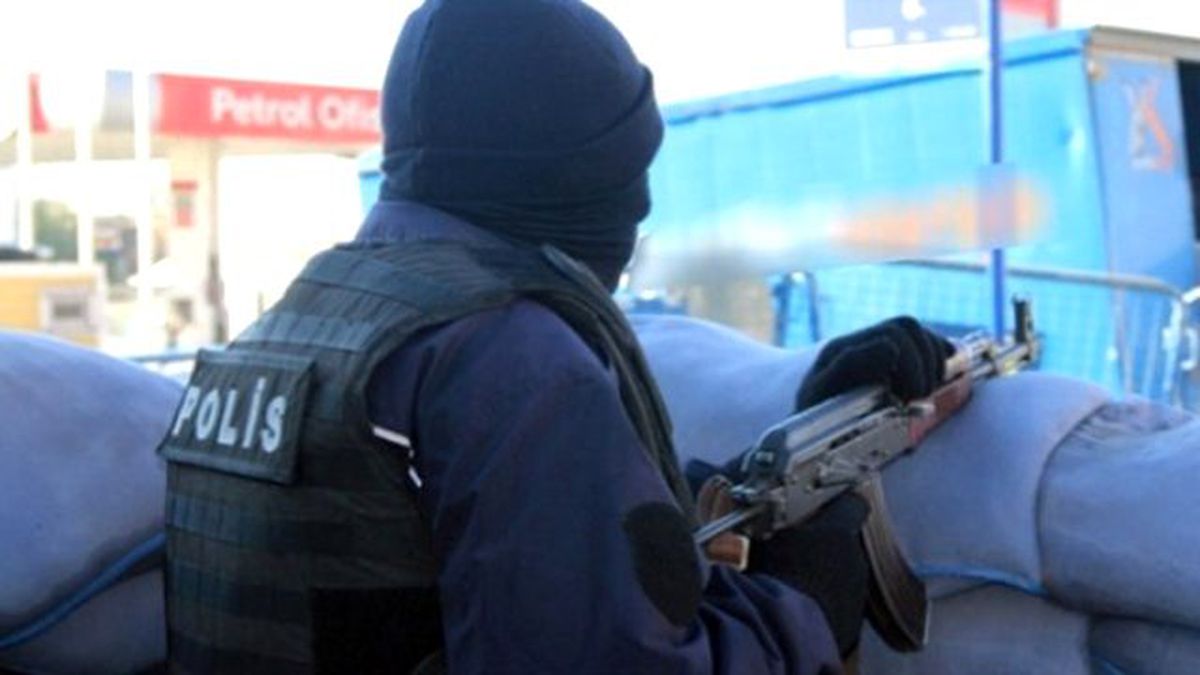Polis Çocuklarından Sur\'daki Babalarına Jest