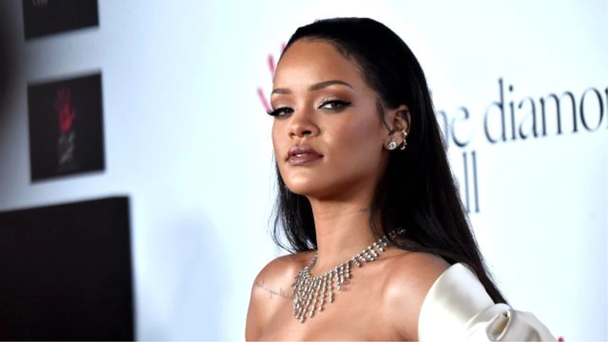 Rihanna Montajla Ten Rengini Değiştiren Hayranını Engelledi