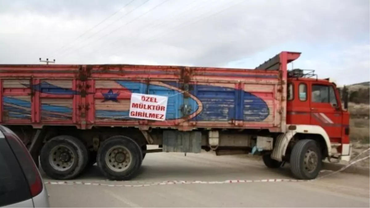 Sahipleri, İçinden Yol Geçen Özel Mülklerini Tır ve Kamyonla Trafiğe Kapattı