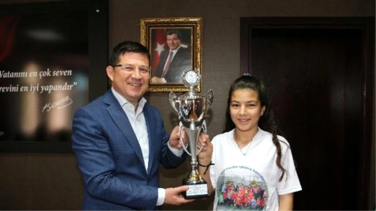 Şampiyon Kızlardan Başkan Subaşıoğlu\'na Ziyaret