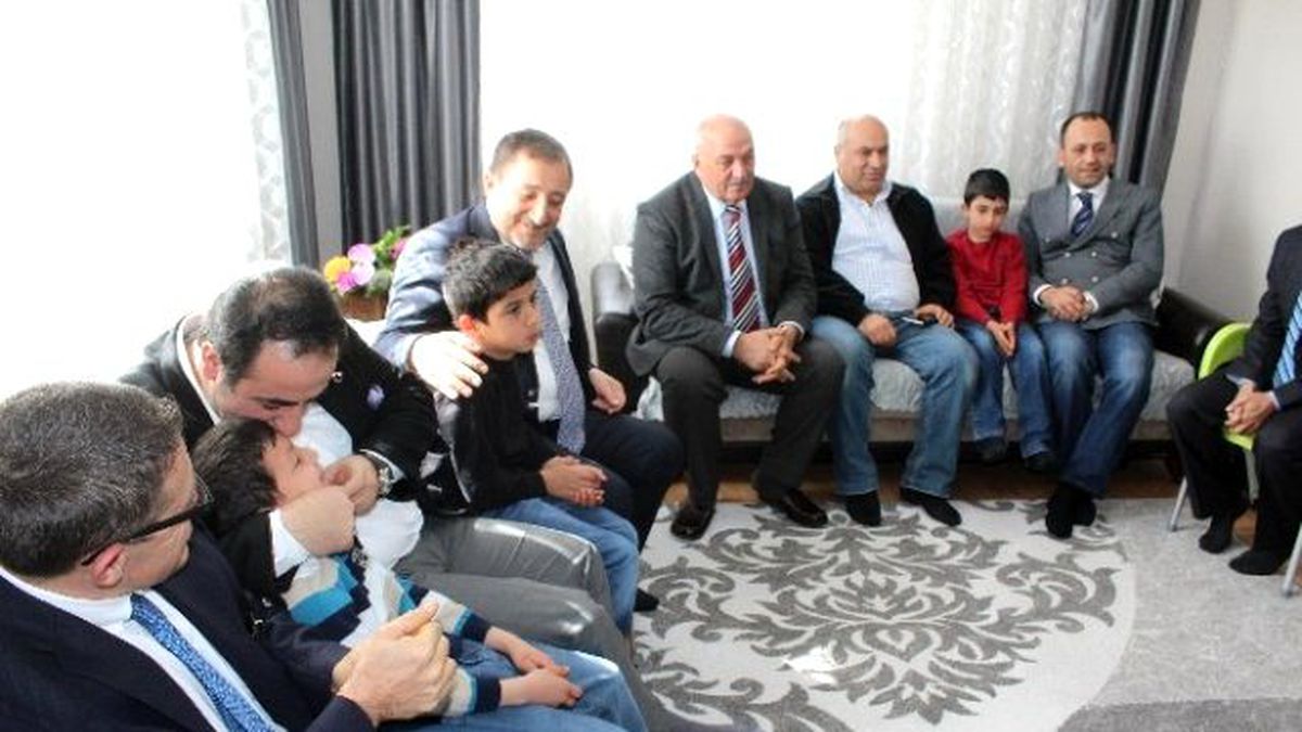 Sevgi Evlerinde Kalan Çocuklara Giysi Yardımı