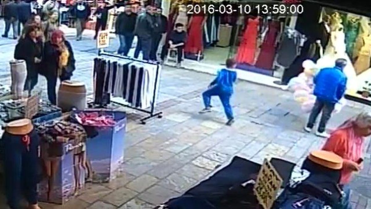 İzmir'de Seyyar Satıcı Suriyeli Çocuğu Yerden Yere Vurdu