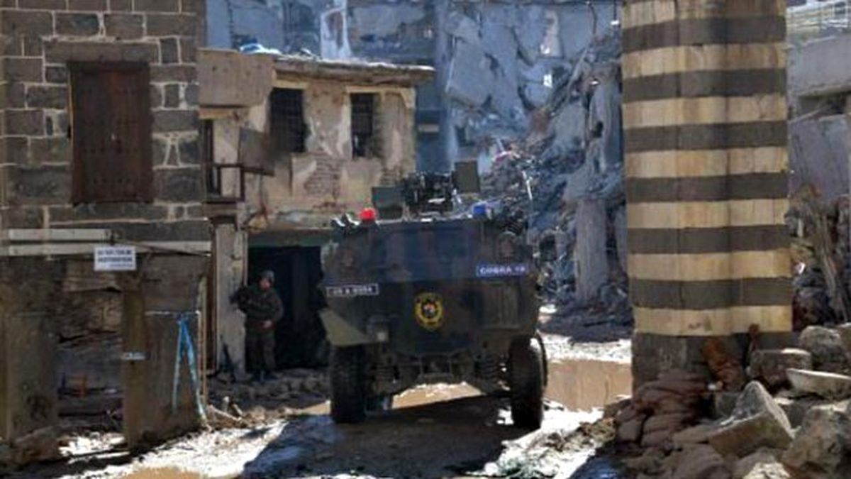 Sur'da Emniyet Müdürü ve Vali Yardımcıları İnceleme Yaptığı Sırada Çatışma!