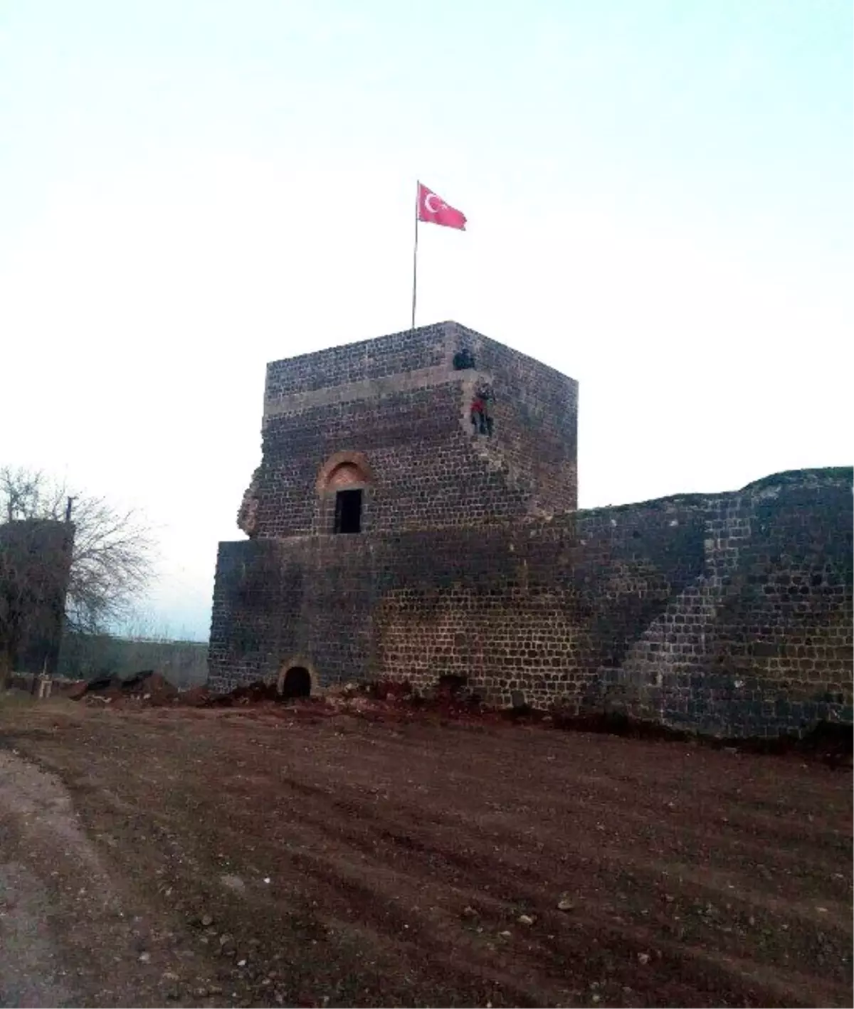 Sur, Komando Andı ve İstiklal Marşı ile Yankılandı