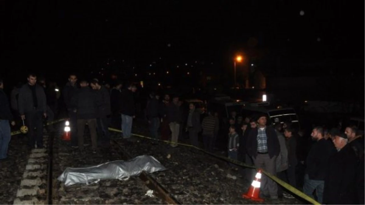 Tatvan\'da Tren Yolcu Minibüsüne Çarptı: 1 Ölü, 3 Yaralı