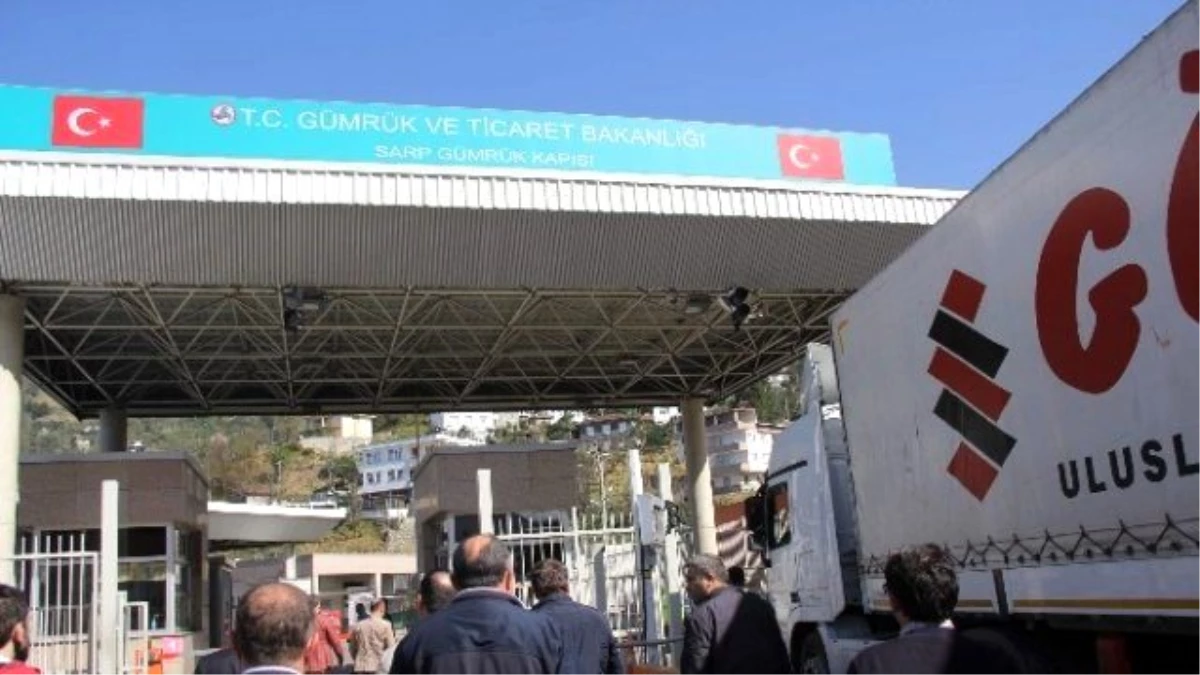 Türk Nakliyeciler Sarp Sınır Kapısı\'nı Araç Ulaşımına Kapattı