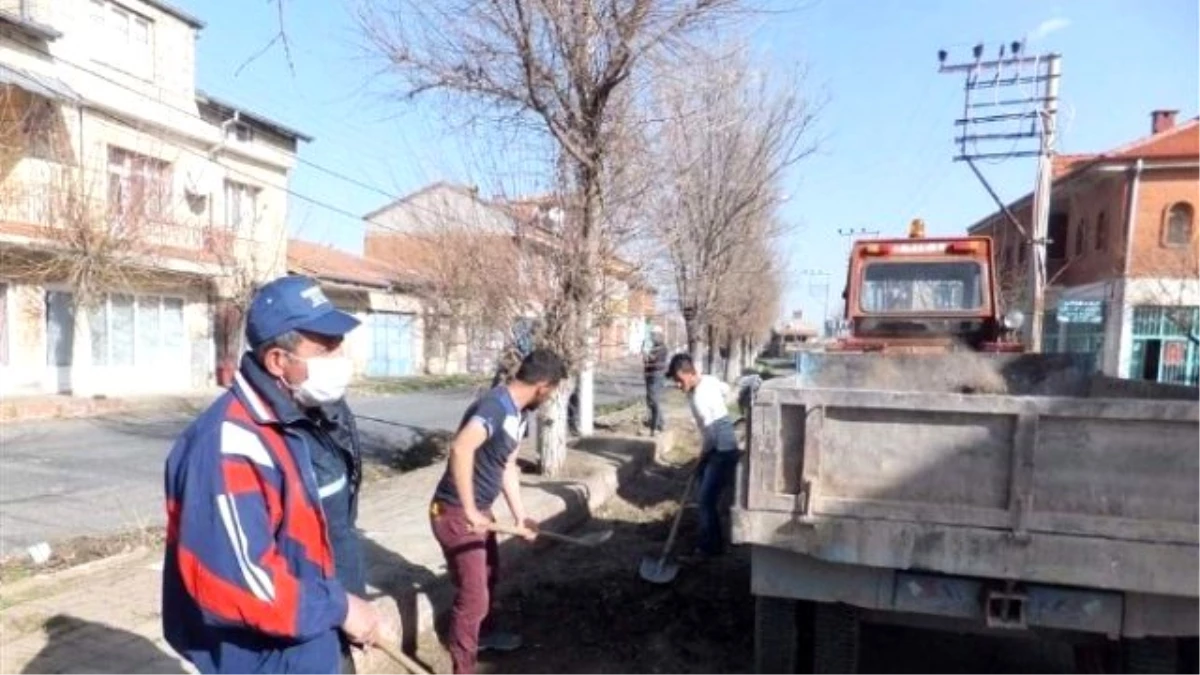 Acıgöl Belediyesi İnallı Köyünde Temizlik Çalışmaları Yaptı