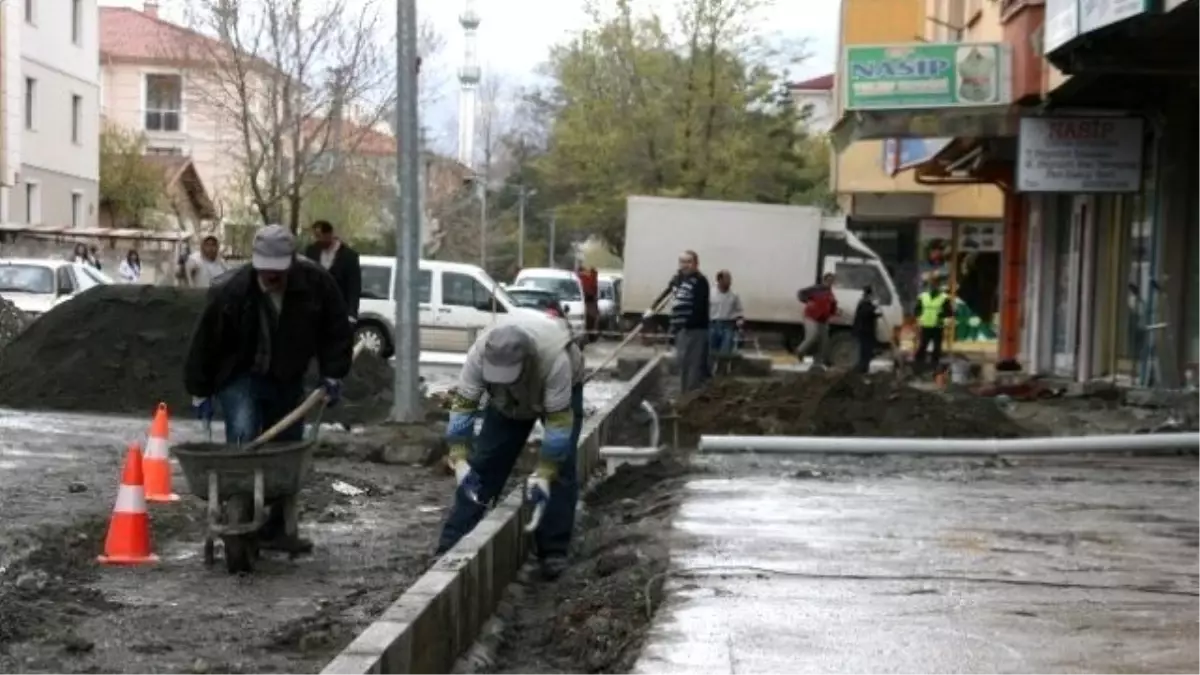 Erzincan Belediyesi Kaldırım Yenileme Çalışmalarına Başladı