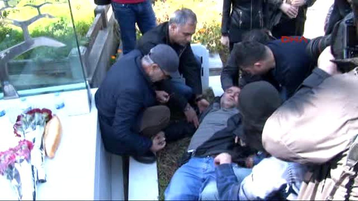 Berkin Elvan Mezarı Başında Anıldı; Acılı Anne Kriz Geçirdi