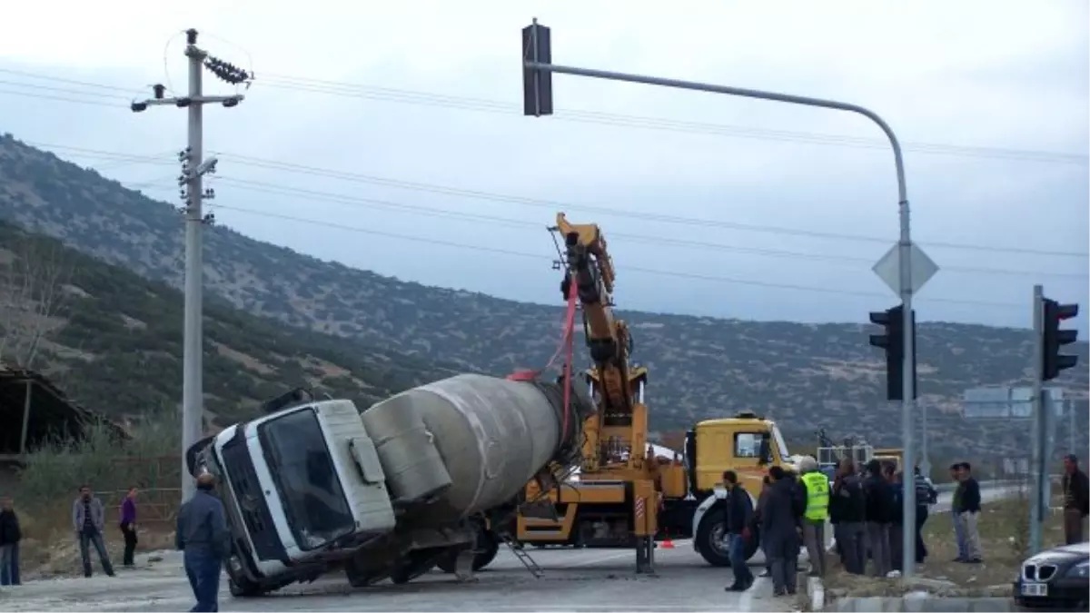 Otomobile Beton Mikseri Çarptı