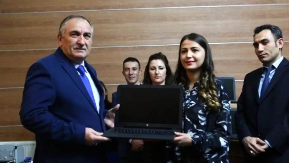 Bolu Belediyesi 7 Yılda 5 Bin 500 Öğrenciye Laptop Hediye Etti