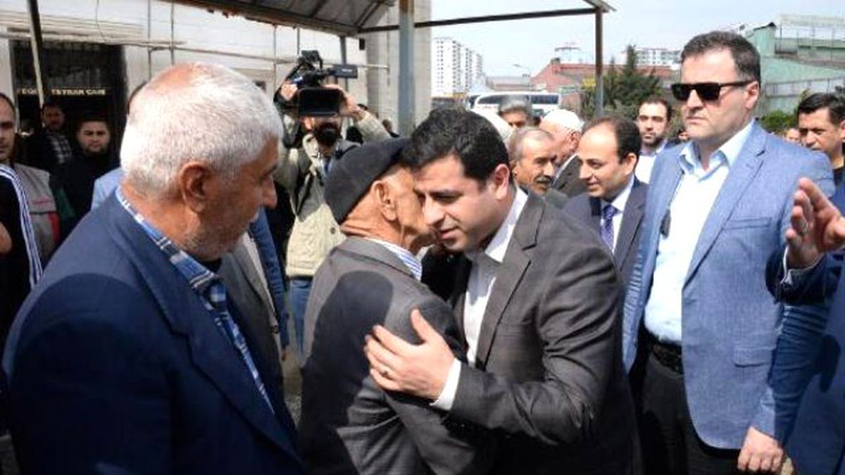 Demirtaş, HDP'li Vekillerin Dokunulmazlıklarının Kaldırılması Girişimlerine Tepki Gösterdi