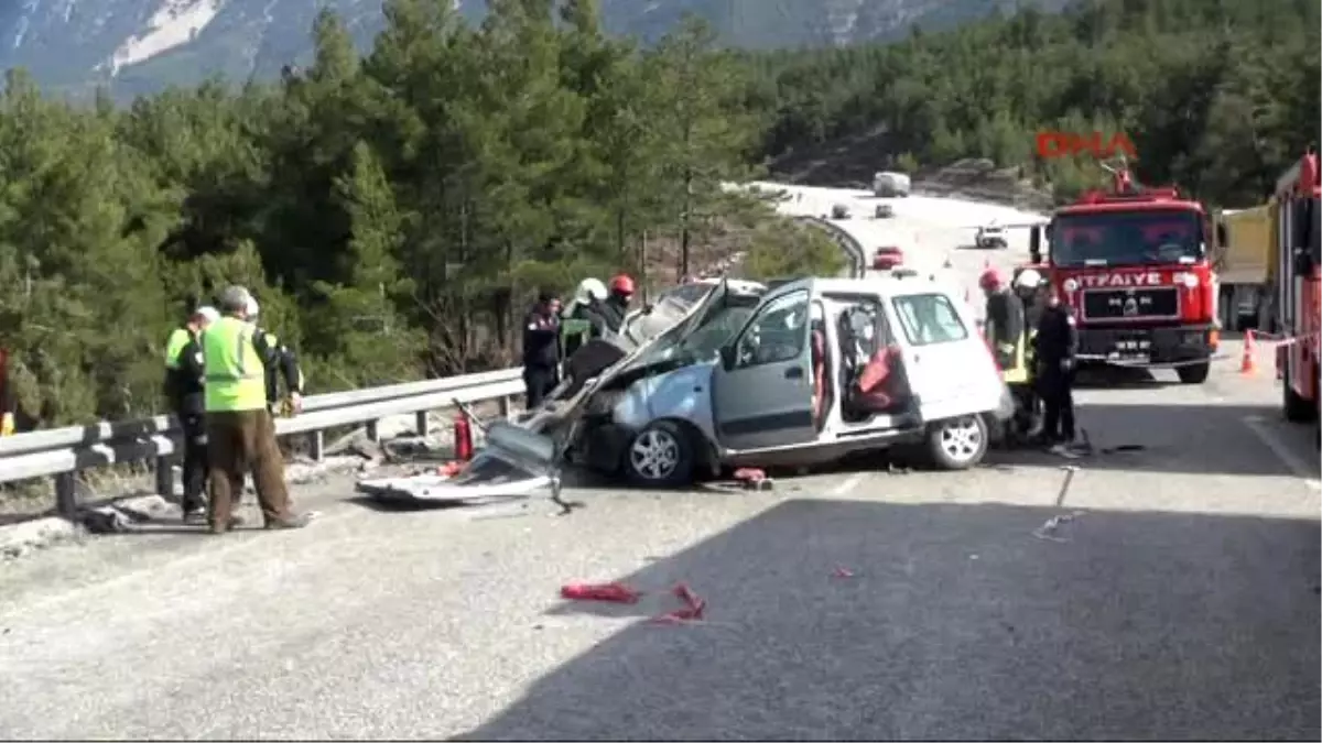 Denizli Hafif Ticari Araç Otomobille Çarpıştı: 4 Ölü, 2 Yaralı