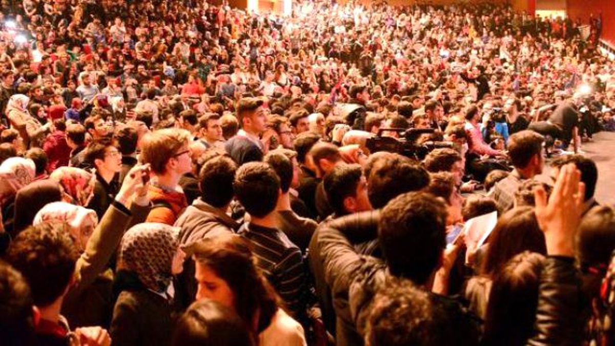 Erzurum'da 'Diriliş Ertuğrul' İzdihamı! Oyuncuları Kaçırdılar