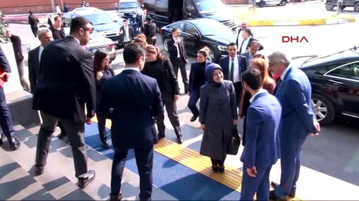 Diyarbakır Sare Davutoğlu\'nu Diyarbakır\'da Beyaz Tülbent Takan Kadınlar Karşıladı