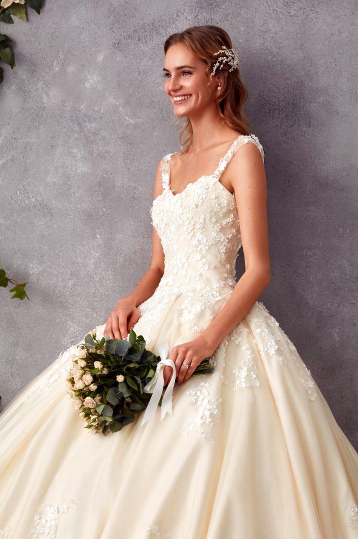 Doğanın uyanışına yakışan büyüleyici gelinlikler