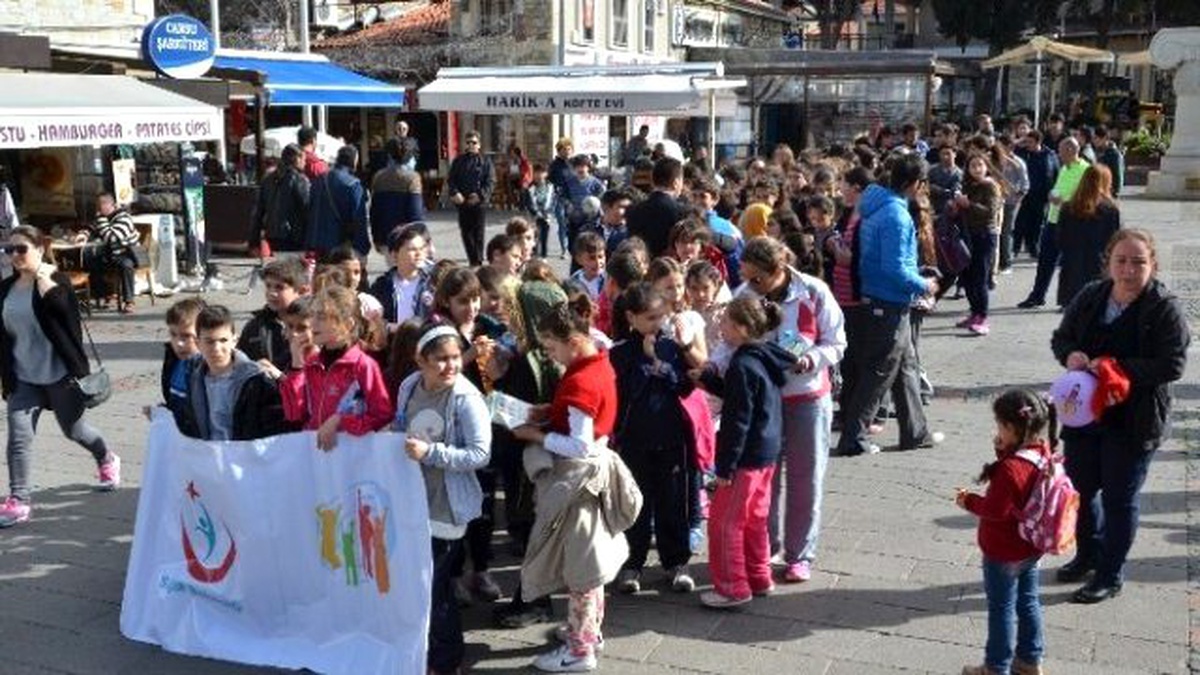 Foça\'da Vatandaşlar Sağlık İçin Yürüdü