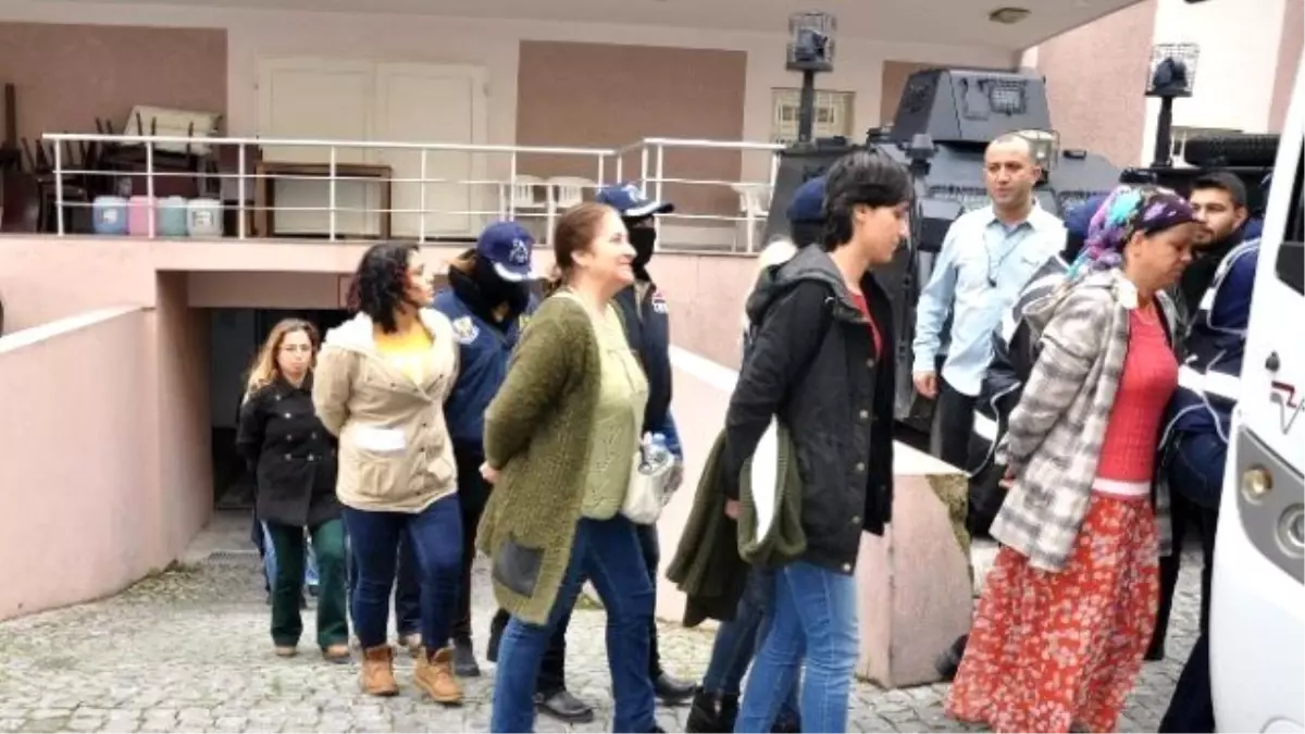 Gözaltına Alınan Hdp\'li Başkan ve Yöneticiler Adliyeye Sevk Edildi