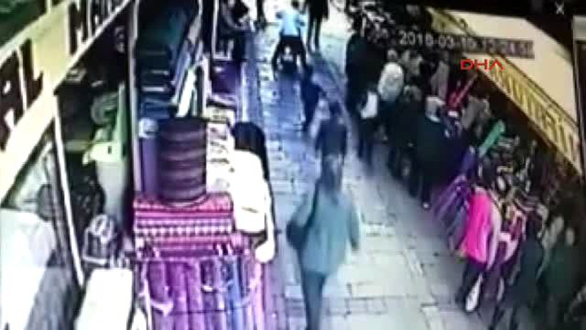 İzmir\'de Seyyar Satıcılık Yapan Bir Vatandaşın Yakaladığı Suriyeli Çocuğa Uyguladığı Şiddet...