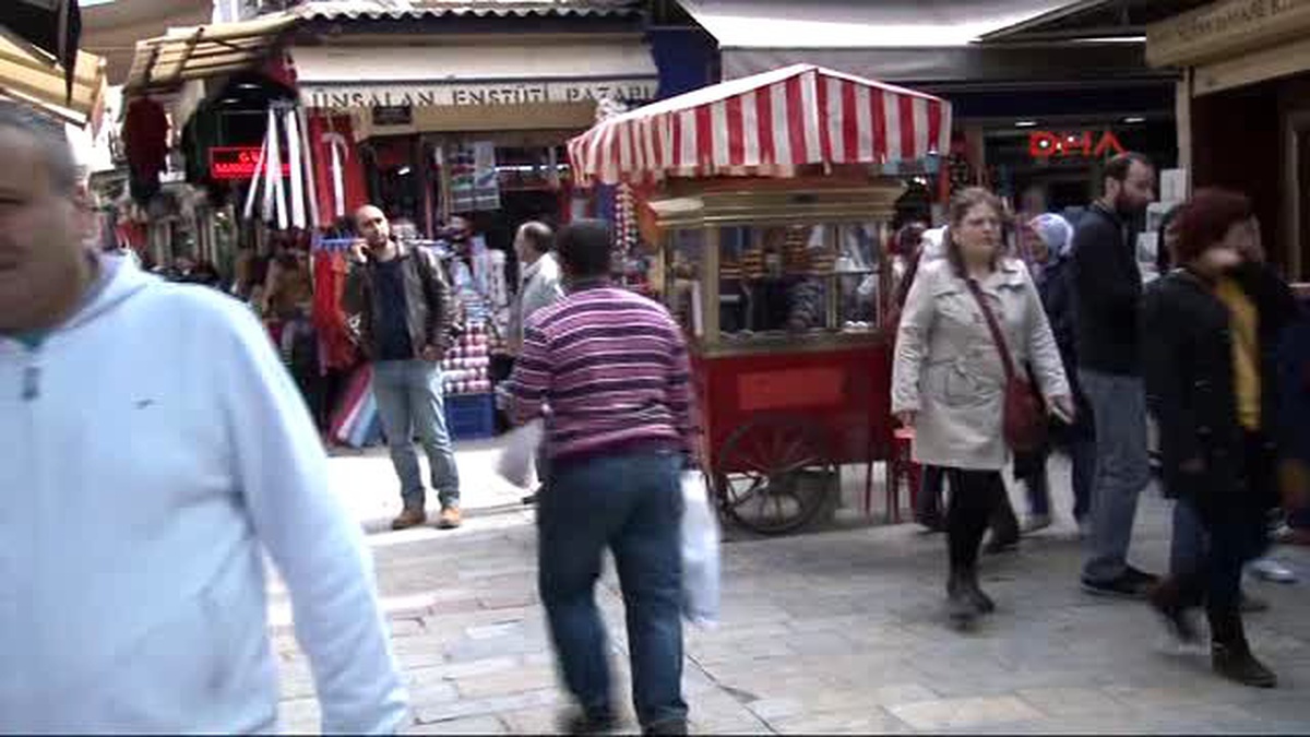 İzmir\'de Seyyar Satıcılık Yapan Bir Vatandaşın Yakaladığı Suriyeli Çocuğa Uyguladığı Şiddeti Ek...