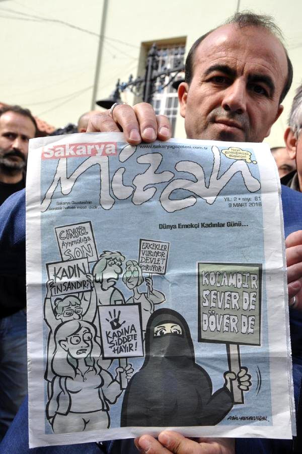 Kadınlar Günü Karikatüründe Çarşaflı Kadına Yer Veren Gazeteye Siyah Çelenk