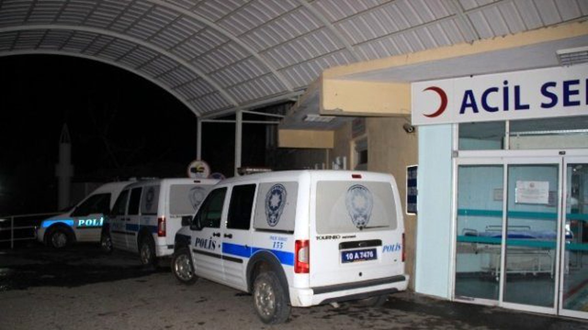 Kız Arkadaşıyla Kavga Eden Genç, Müdahale Eden Polisi Bıçakladı