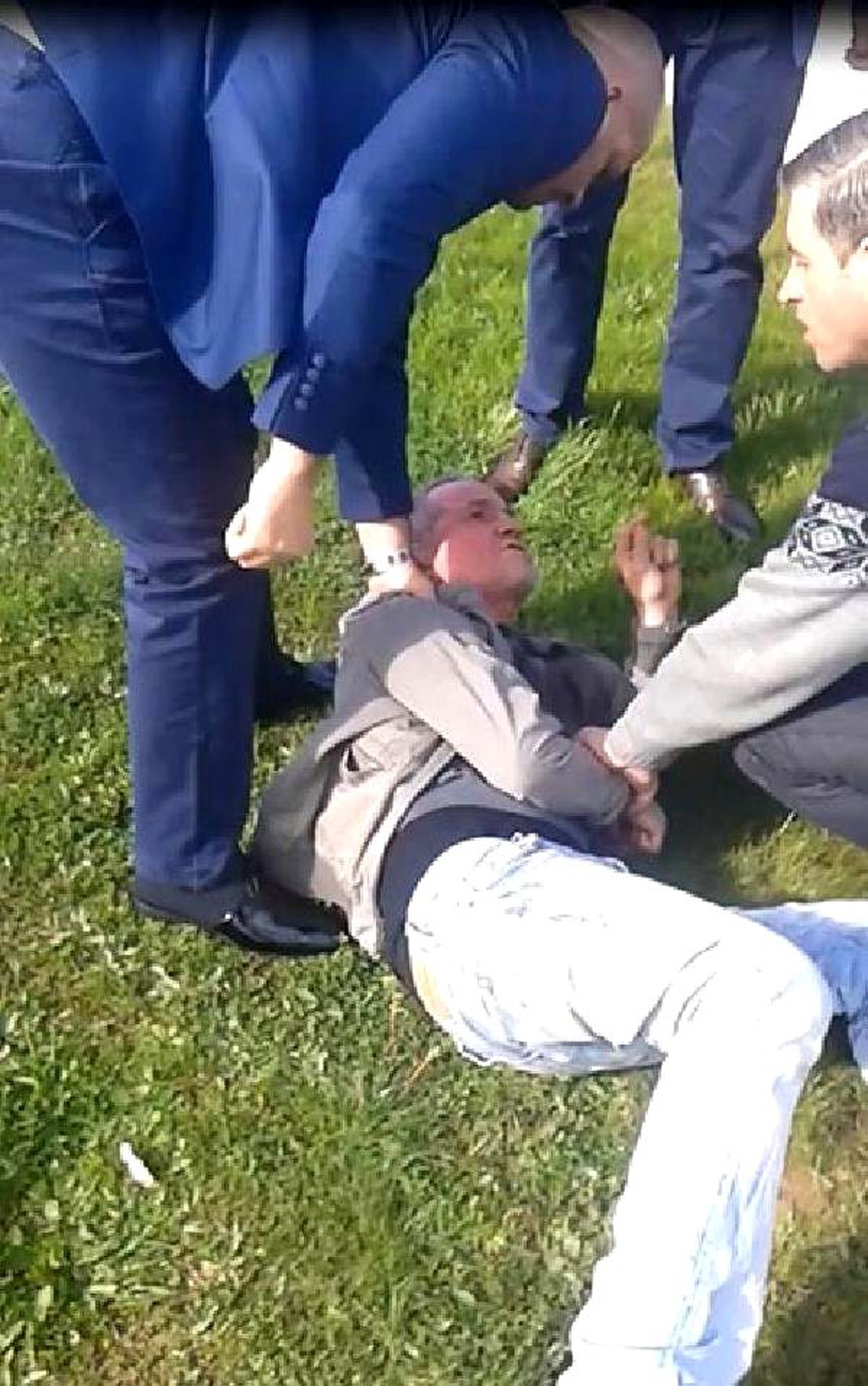 MHP İlçe Başkanı, Uyuşturucu Satıcısı Olduğunu İddia Ettiği Kişiyi Tekme Tokat Dövdü