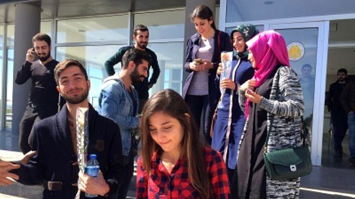 Öğrenciler, Kadınlar Günü İçin Karanfil Dağıttı