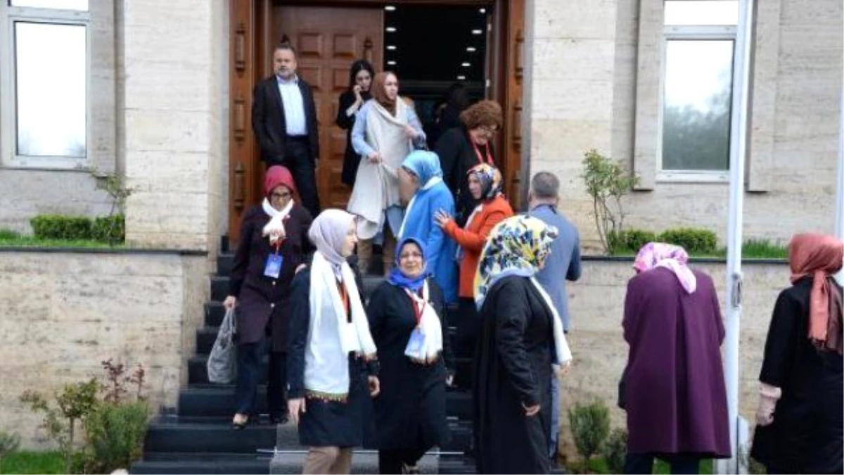 Sare Davutoğlu\'nu Diyarbakır\'da Beyaz Tülbent Takan Kadınlar Karşıladı