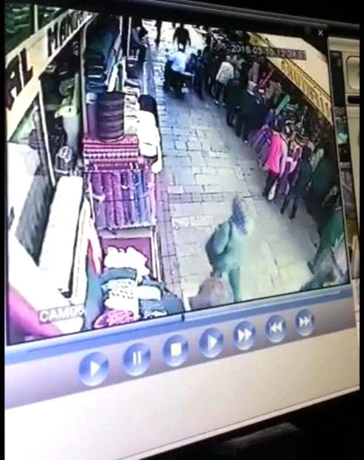 Suriyeli Çocuğun Tek Suçu, Kendisini Yere Atan Adamın Şapkasını Almakmış